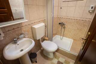 Гостевой дом Apartments Mery Колашин Четырехместный номер с ванной комнатой-1