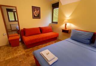 Гостевой дом Apartments Mery Колашин Четырехместный номер с ванной комнатой-2