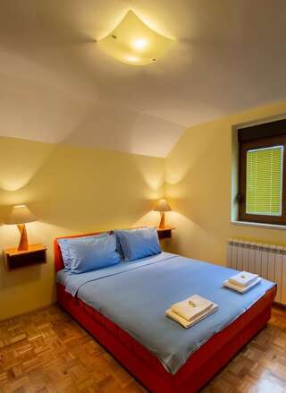 Гостевой дом Apartments Mery Колашин Четырехместный номер с ванной комнатой-6